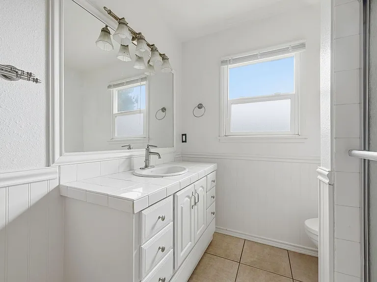 345 N Shattuck Pl — Photo 11
