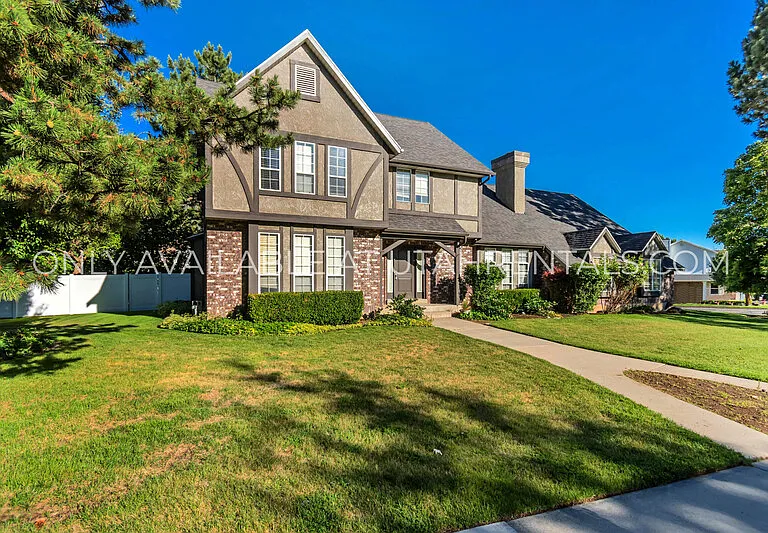 960 N Eastview Dr — Photo 1