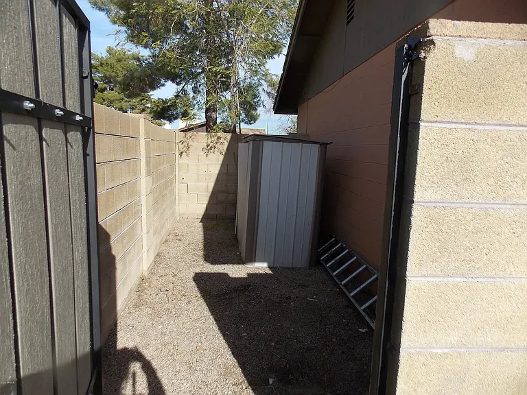 219 W Wagoner Rd — Photo 6