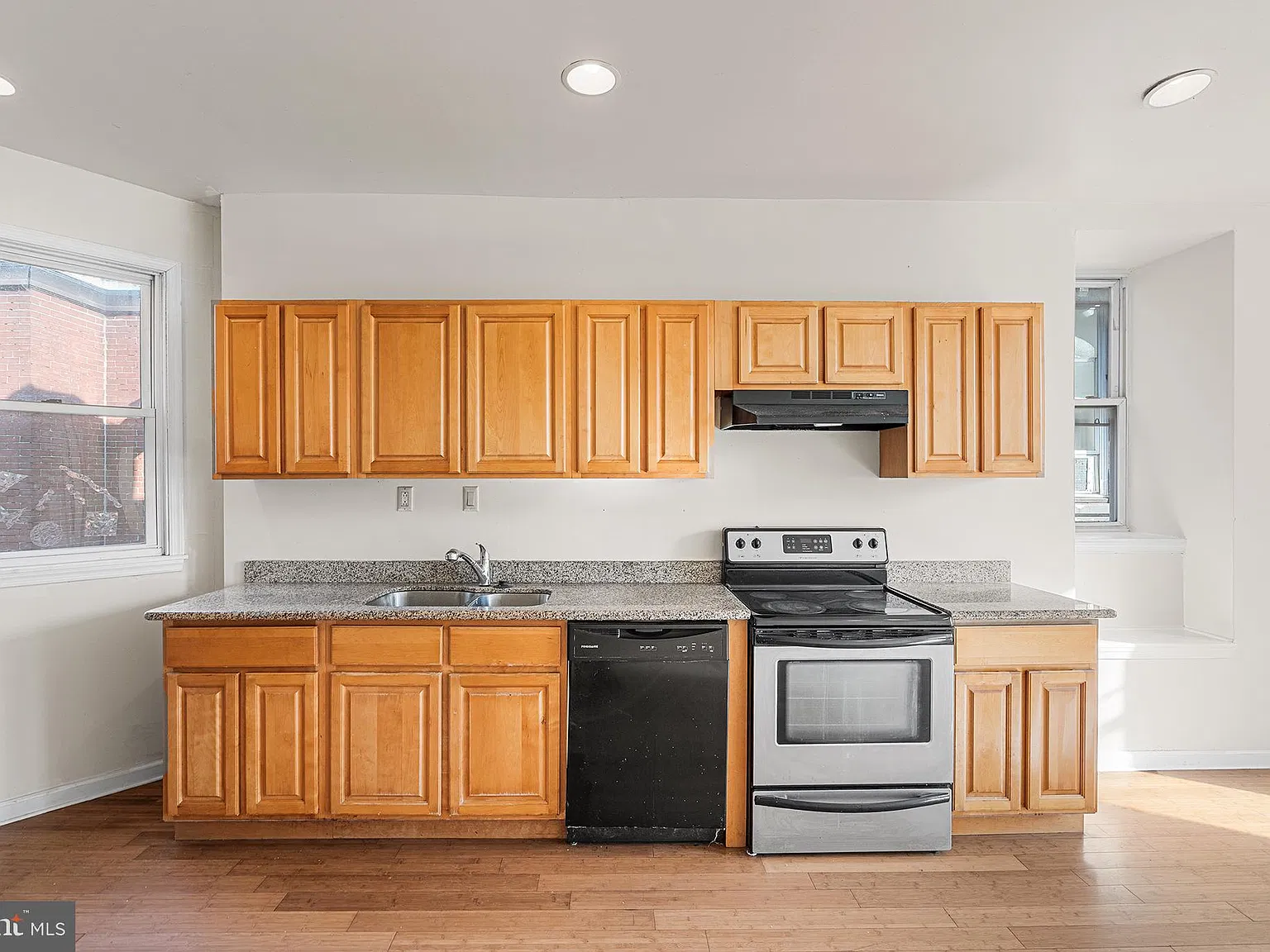 2 bed, 1.0 bath, 700 sqft, $1,150 — Photo 2