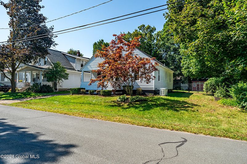 3rd image of 1110 Floral Avenue