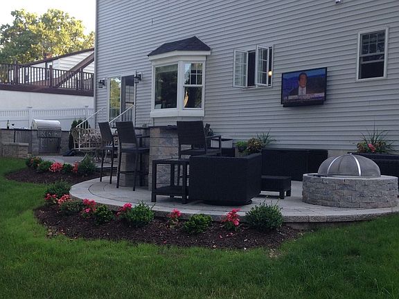 lynx grill, TV, wicker furn