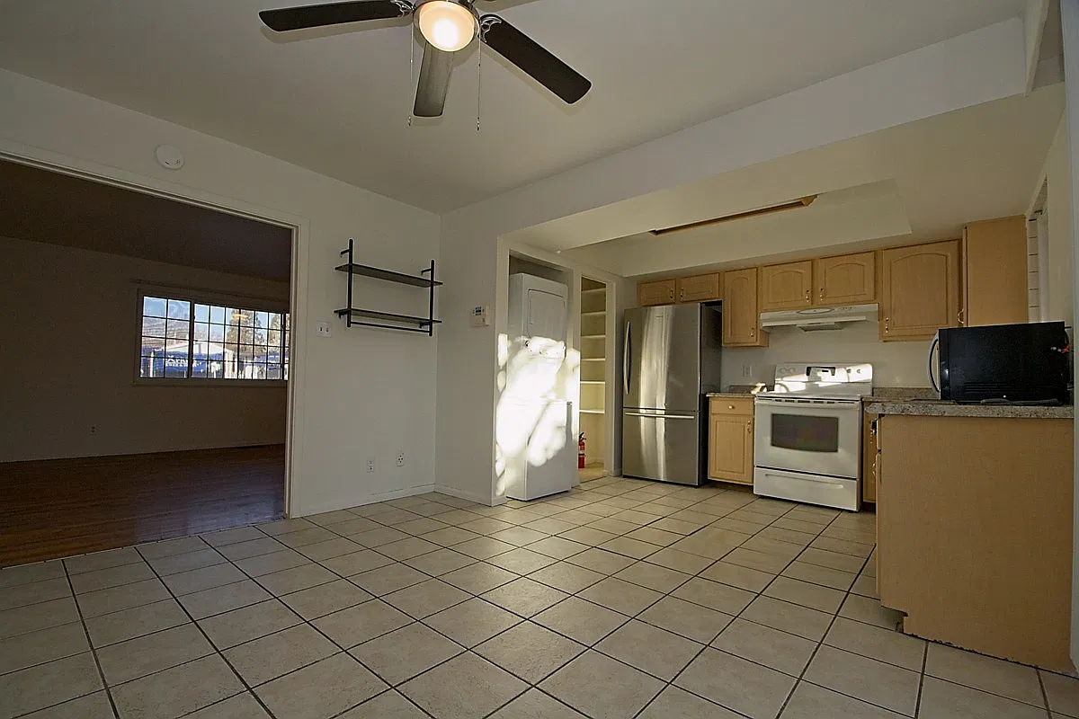 3200 Elaine Way — Photo 4