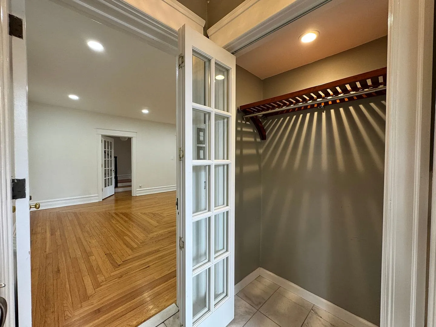 Stunning Five Bedroom/ Three And A Half Bath West End Home — Photo 4