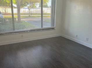 11116 N Harmony Lake Cir, Davie, FL 33324