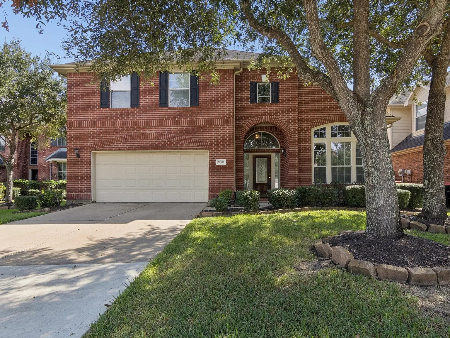 4 bed, 2.5 bath, 2899 sqft, $2,850 — Photo 1