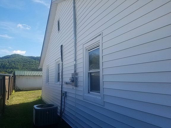 3rd image of 1042 Carolina Ave