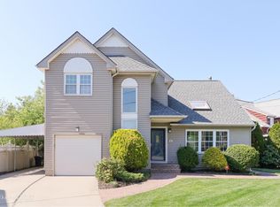 63 Clinton St, Farmingdale, NY 11735