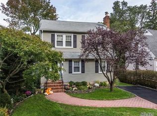 18 Waverly St, Glen Head, NY 11545