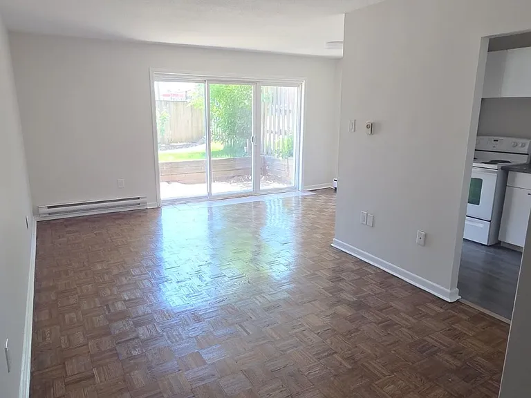 945 Simcoe St N — Photo 3