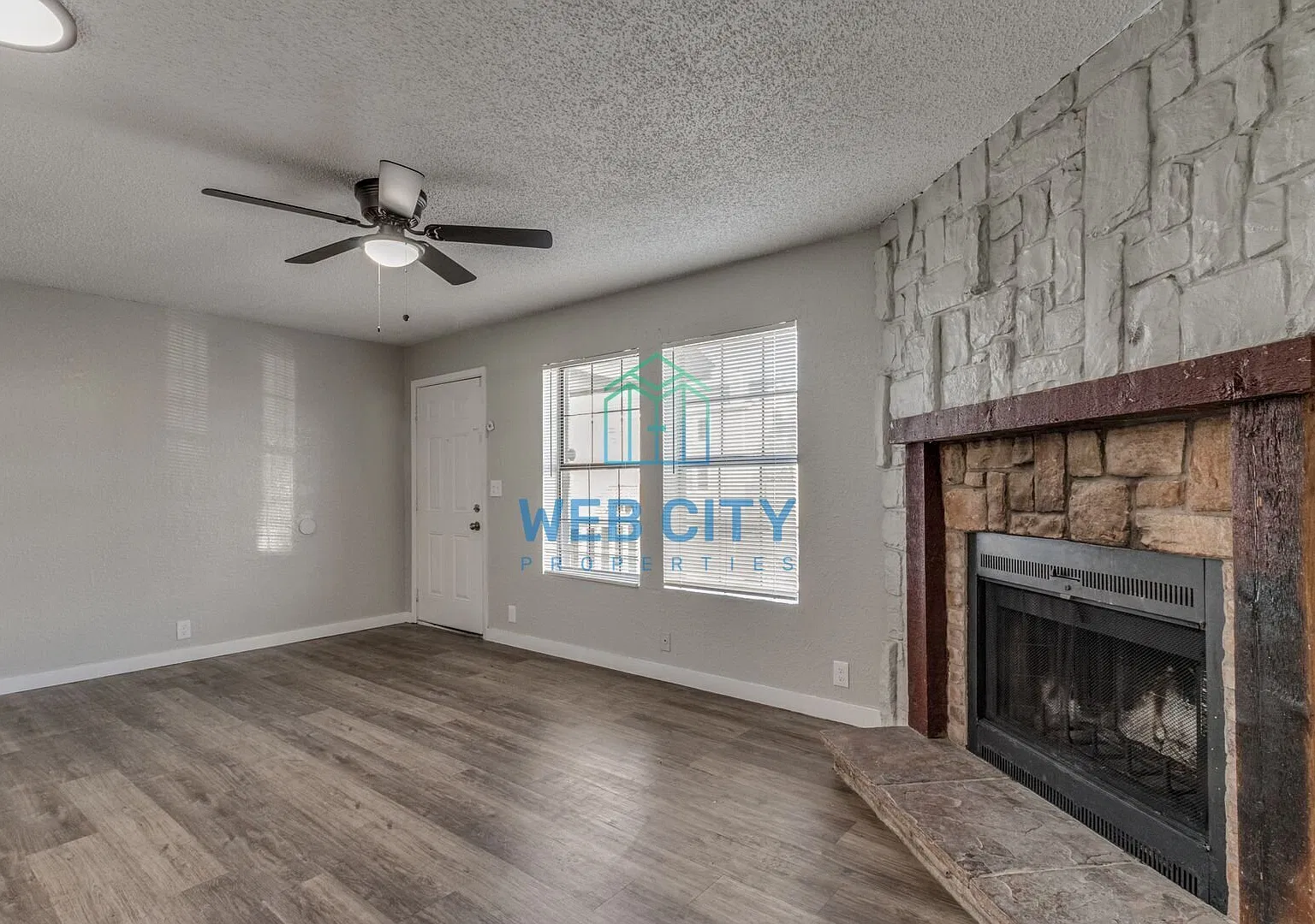Coming Soon! 3 Bed 2.5 Bath Townhouse for Rent in Mesquite TX! — Photo 2