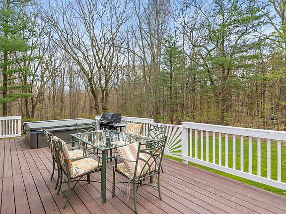 4th image of 17148 Seneca Ct