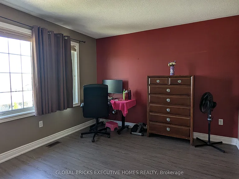 1218 Lamont Cres — Photo 12