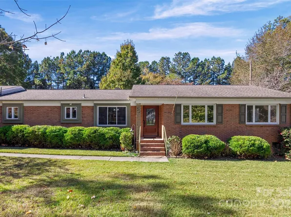 132 Greenbriar Dr, Matthews, NC 28104