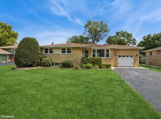 8615 Dunbar St, Willow Springs, IL 60480