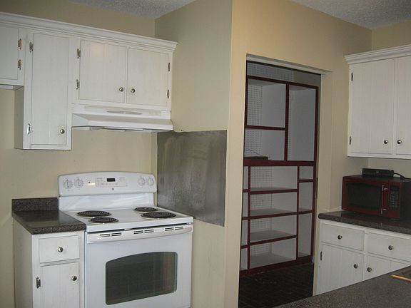 Kitchen & Walk-in Pantry