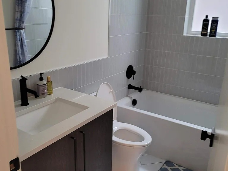 2408B Dexter Ave N — Photo 10