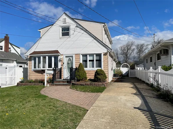 70 E Neptune Avenue, Lindenhurst, NY 11757