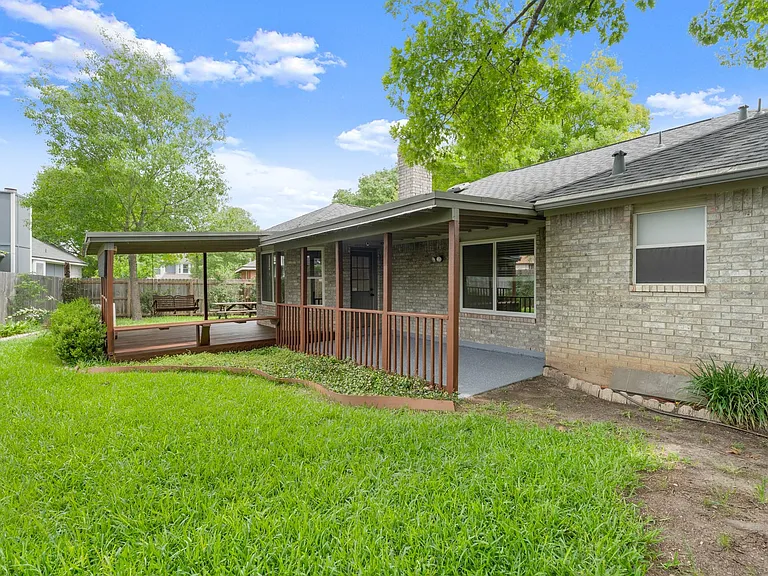 2113 Rosemary Ln — Photo 23