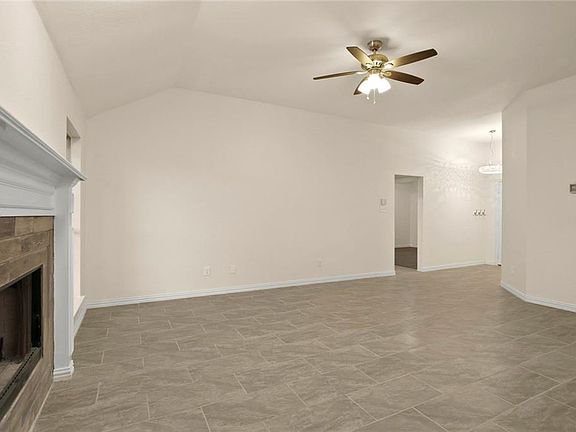 4th image of 1053 Carriage Ln