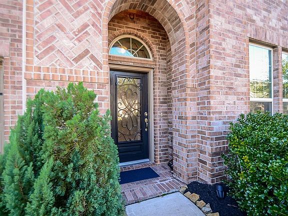 Spectacular mature trees, combined with well-cultivated landscaping lines the fantastic walkway of this gorgeous home!