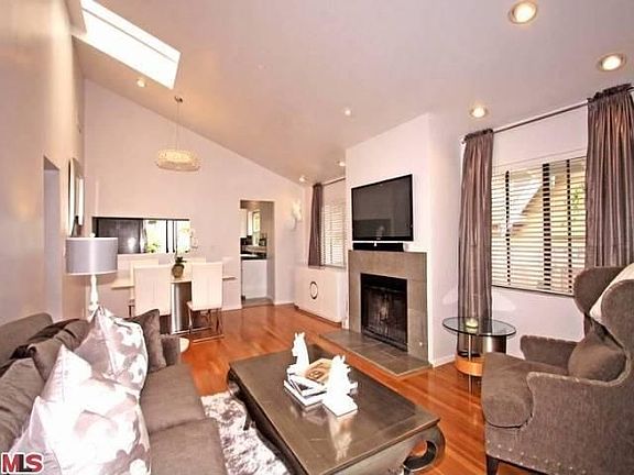 4th image of 852 N Doheny Dr