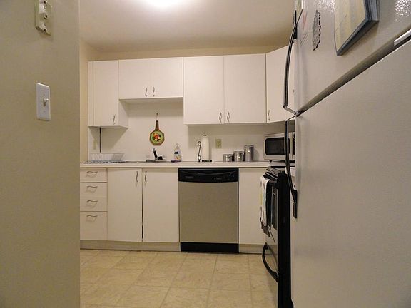 3rd image of 250 Whitwell St Unit 4