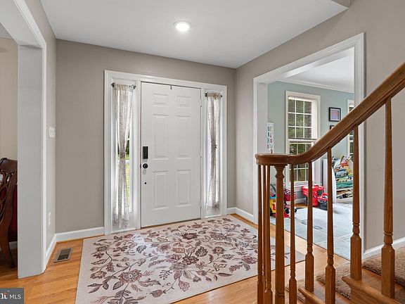 3rd image of 1110 Somerset Ln