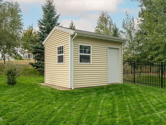 5th image of 141 E Brandon Dr