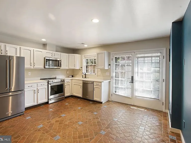 1225 Michigan Ct — Photo 14
