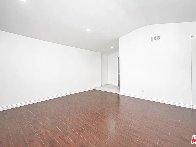 20746 Clarendon St — Photo 50
