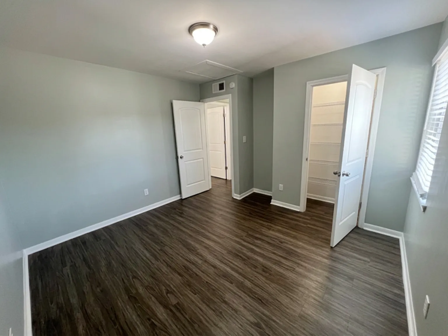 Avondale III Apartments — Photo 4