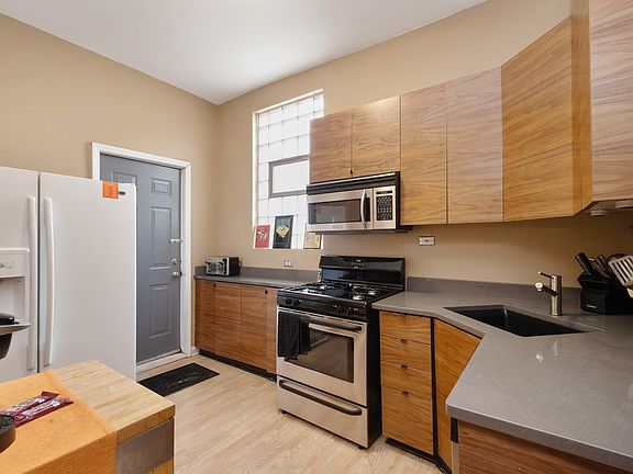 3rd image of 1337 N Wicker Park Ave