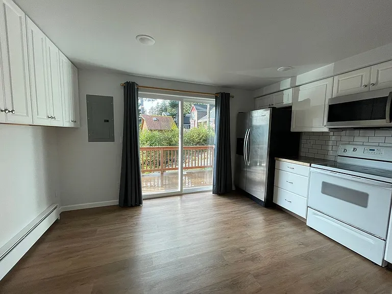 1820G5 Larch St — Photo 7
