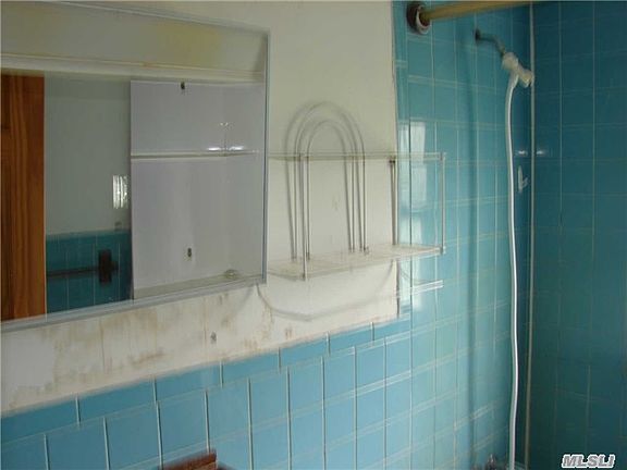 4th image of 40 Catlin Ave