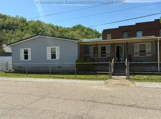 27 5th Ave W, Madison, WV 25130
