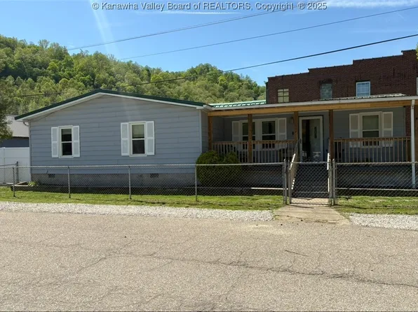 27 5th Ave W, Madison, WV 25130