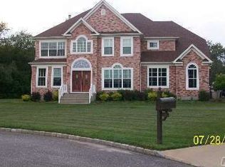 5 Gingham Ct, Ridge, NY 11961