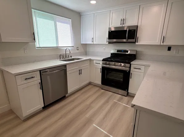 714 Franklin Ln APT 10, Vista, CA 92084