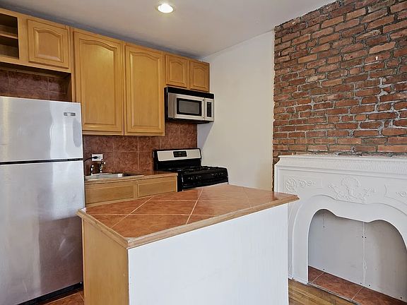 4th image of 181 Macdonough St APT 4