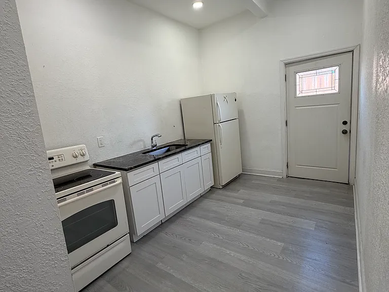 2311 W Beach St — Photo 1
