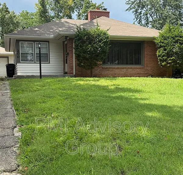 200 SW Country Club Dr — Photo 1
