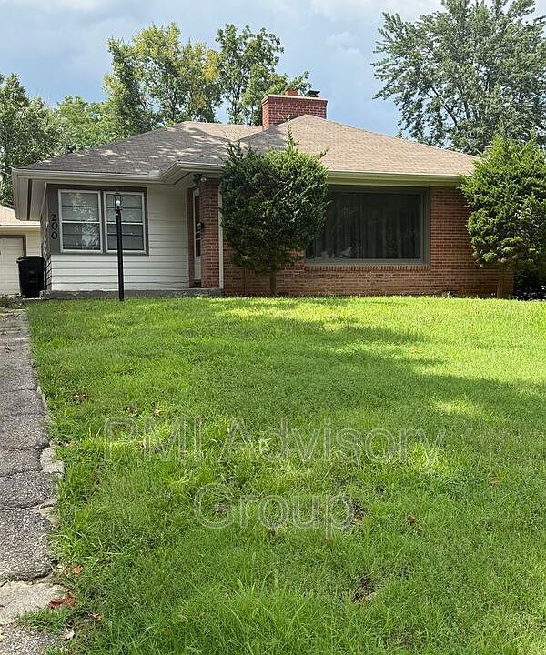 1st image of 200 SW Country Club Dr