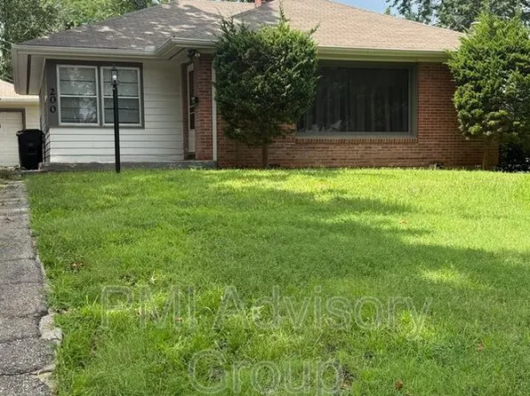 200 SW Country Club Dr, Topeka, KS 66611
