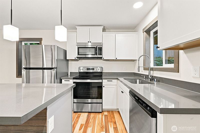 3rd image of 4338 Herring St