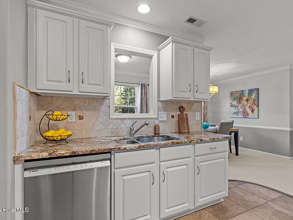 4th image of 905 Meadowbrook S