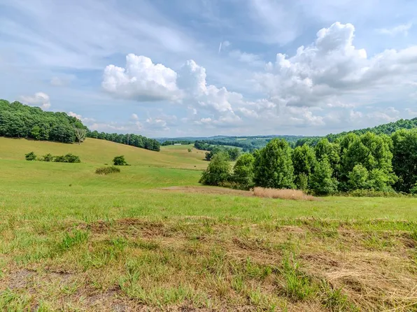 105 Shamrock Ln, Hillsville, VA 24343