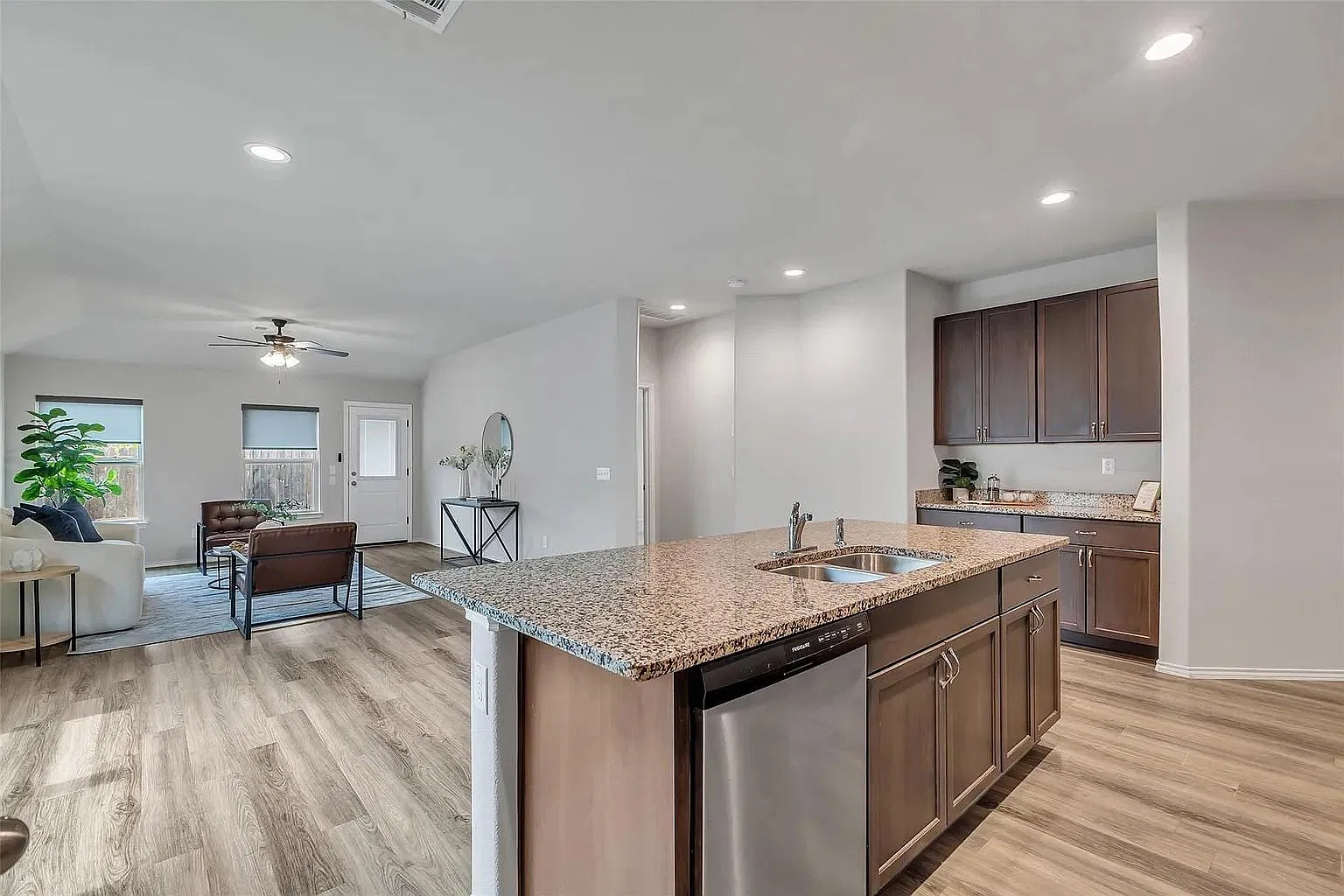 3 bed, 2.5 bath, 1980 sqft, $2,175 — Photo 2