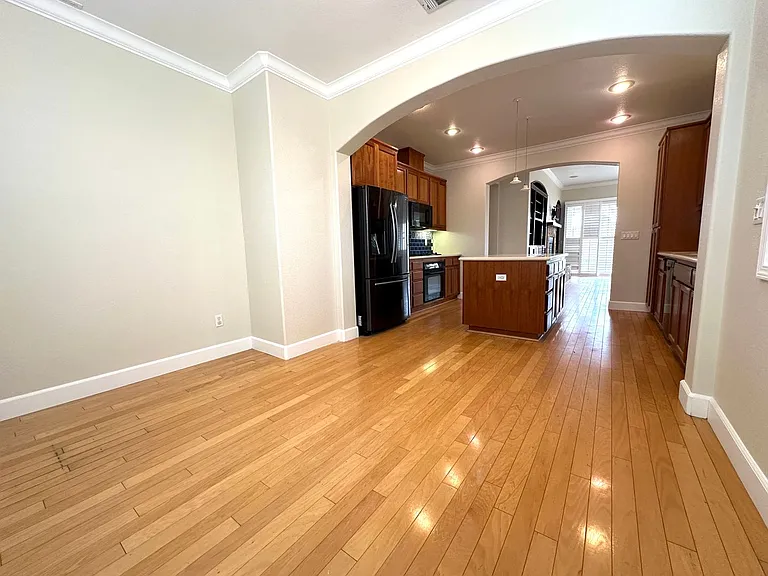 402 Albrecht St — Photo 12