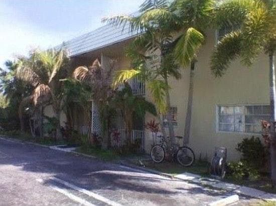 1st image of 425 NE 7th Ave APT 7